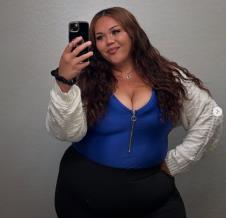 Džulija sena u plavoj majici i beloj jakni .jpg