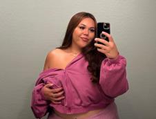 Džulija Sena u rozom šortsu i duksu .jpg