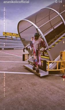 Ana Nikolić pozirala na ulazu u avion