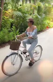 Ana Nikolić vozi bicikl na Maldivima