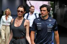 Rebeka Donaldson i Karlos Sainz na trci Formule 1