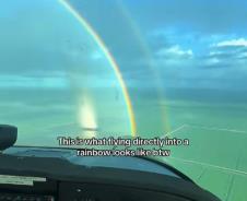 avion prolazi kroz dugu