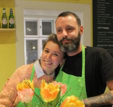 Vlasnici kafića Lizbet. Kafić se nalazi na groblju