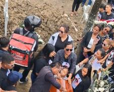 dostavljač upao u raku na sahrani