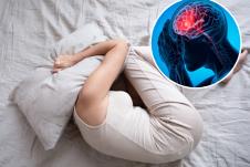 Žena leži na krevetu držeći jastuk preko glave/Slikovit prikaz zapaljenja mozga