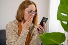 Zabrinuta žena/ilustracija