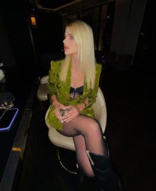 Voditeljka Maša Zipovski u atraktivnom stajlingu u noćnom provodu.jpg