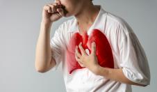 mladić koji kašlje se drži za pluća koja su označena crvenom bojom