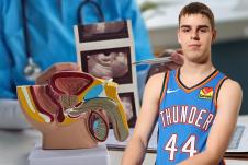 Lekar drži ultrazvučni snimak na stolu pored poprečnog preseka makete koja prikazuje muške reproduktivne organe/Nikola Topić