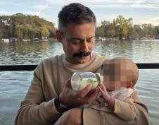 Glumac Milan Vasić hrani sina Despota na flašicu .jpg