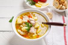 Pileća supa u belim tanjirima servirana na stolu