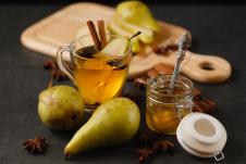 Čaj od kruške i đumbira serviran u staklenim čašama