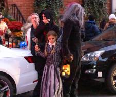 Bredli Kuper i Irina Šajk Noć veštica