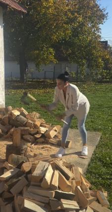 Mia Borisavljević cepa drva