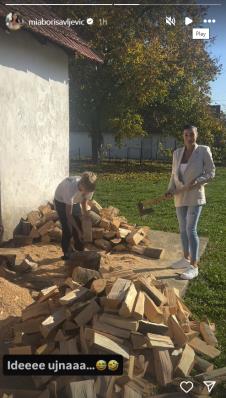 Mia Borisavljević cepa drva