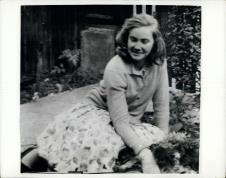 devojka na crno beloj fotografiji