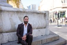 Ali Fenik ispred hotela Moskva u Beogradu