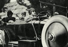 Kraljica Marija Karađorđević vozi automobil