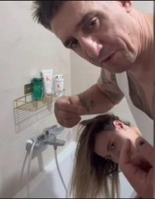 Kristijan Golubović pomaže Krisitini nakon operacije