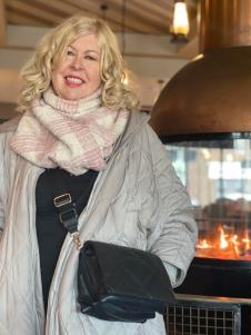 Džejn Doson u sivoj zimskoj jakni.jpg