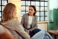 žene dve žene ozbiljan razgovor