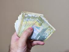 U ruci smotak novčanica od 2 hiljade