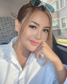 Ana Darla u beloj košulji.jpg