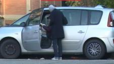 Beskućnica ulazi u napušten automobil.jpg