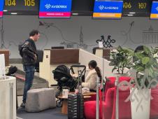 Azra sa suprugom i ćerkom na aerodromu