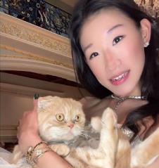 Influenserka Beka Blum sa svojom mačkom.jpg