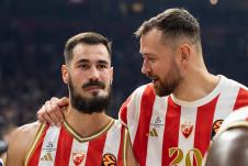 Nikola Kalinić i Donatas Motijeunas posle pobede Crvene zvezde nad Panatinaikosom
