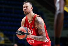 Donatas Motiejunas u dresu Crvene zvezde protiv Makabija