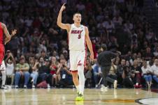 Nikola Jović na meču Majami - Portland