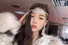 Jelena Egorova sa neobičnim nakitom na glavi