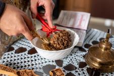 Sveštenik osvećuje vodicu