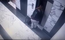 Majka vadi dete iz lifta