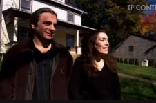 Džef i Lori Dumas ispred kuće.jpg