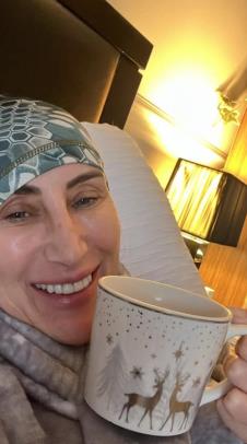 Laura Pirs sa novogodišnjom šoljom.jpg