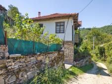 stara kuća u selu u kojoj se živi