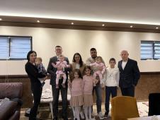 Pomoćnik ministra Radoš Pejović sa porodicom Krnić koja ima šetroro dece