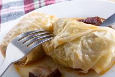 sarme od kiselog kupusa na tanjiru