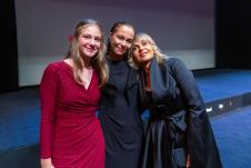 Anica Dobra s ekipom filma Belo se pere, foto Tomaž Primožič, Mediaspeed.jpg