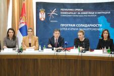 Darko Glišić i komesarka za izbeglice i migracije Nataša Stanisavljević uručili su predstavnicima jedinica lokalne samouprave  ugovore