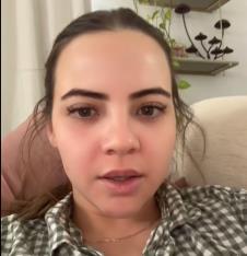 Influenserka Bobi Althof u kariranoj košulji, krupan kadar lica.jpg