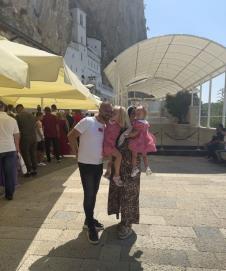 Kruna prevremeno rođena beba sa porodicom