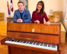 Poklonili pianino - Veljko Mijušković i Biljana Grujičić, direktorka Užične gimnaije(5).jpg