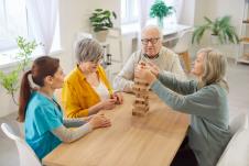 osobe koje boluju od demenice u dnevnom boravku za starije osobe igraju društvenu igru