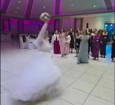 Mlada odbila da baci bidermajer na svom venčanju.jpg