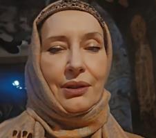 Ivana Žigon sa maramom preko glave peva molitvu.jpg