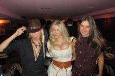 Klementina Von u izlasku s drugaricama.jpg